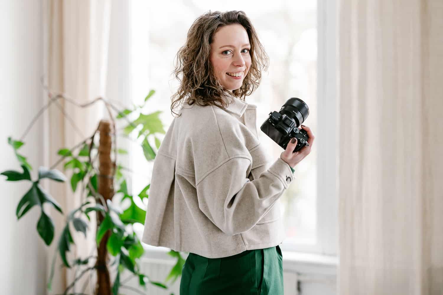 personal-branding-fotograaf Ik ben Frederique, Personal Branding Fotograaf. Ik fotografeer ondernemers zodat ze meer zichtbaarheid genereren door hun authentieke persoonlijkheid te tonen. Zo kunnen ze meer ideale klanten aantrekken.
