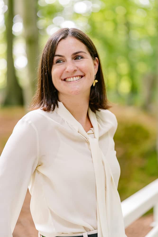 zakelijke-en-professionele-portretfoto De fotowandeling is een gezellige middag waarbij we wandelen door een stad of de natuur en branding foto's maken. Tegelijkertijd kun je netwerken, connecten en sparren met de andere deelneemsters welke allemaal vrouwelijke ondernemers zijn.