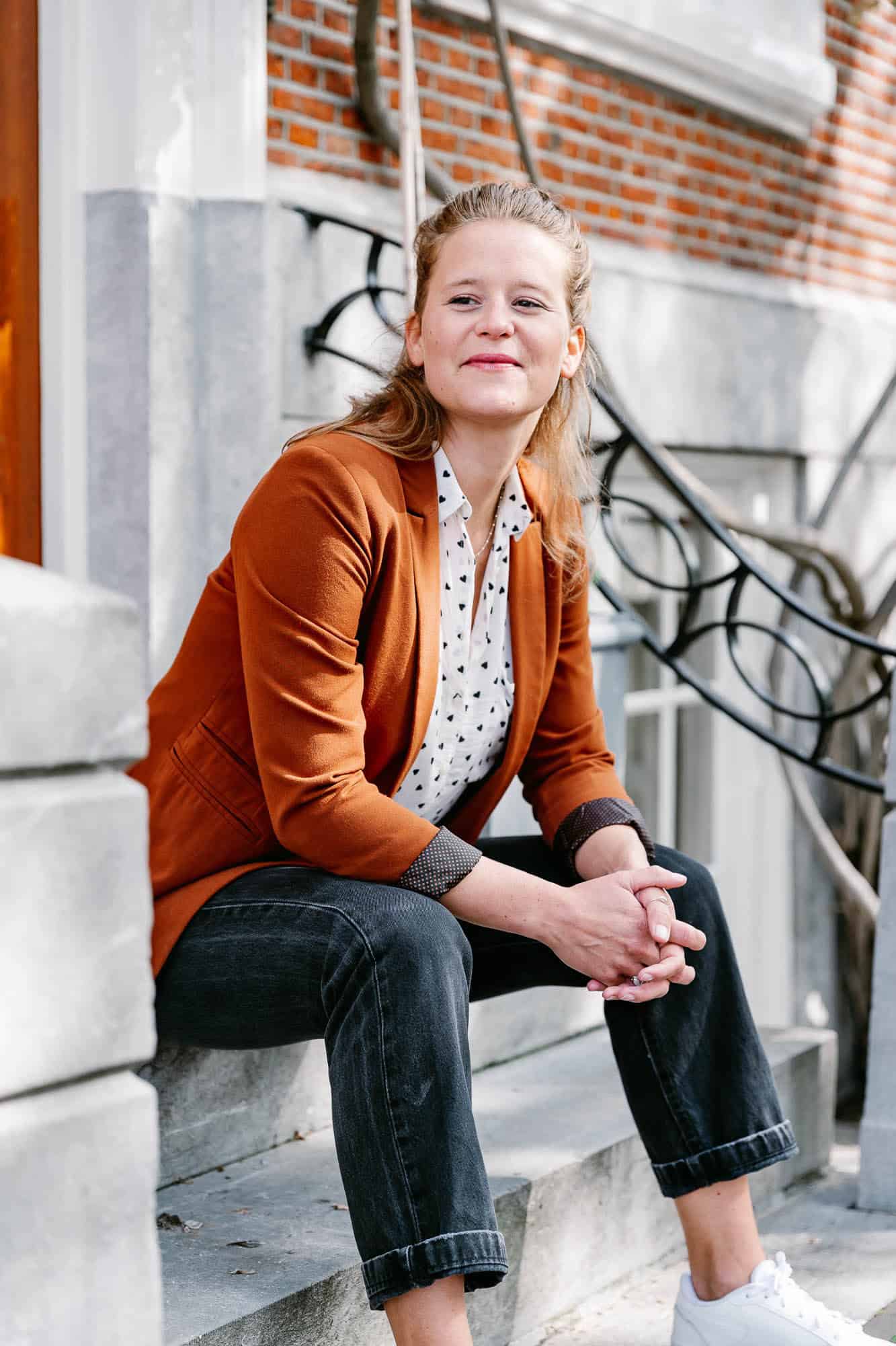 personal-branding-fotograaf-frederique-charbon Ik ben Frederique, Personal Branding Fotograaf. Ik fotografeer ondernemers zodat ze meer zichtbaarheid genereren door hun authentieke persoonlijkheid te tonen. Zo kunnen ze meer ideale klanten aantrekken.