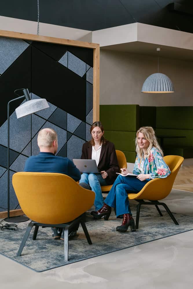 Personal branding is een krachtig hulpmiddel. Het opbouwen van een sterk personal brand kan je helpen om je te onderscheiden, vertrouwen te wekken en nieuwe zakelijke kansen te creëren. Fotografie speelt een centrale rol in het communiceren van je personal brand naar de wereld. Het zorgt voor visuele consistentie, wekt vertrouwen en vertelt je merkverhaal. Het is een investering in je eigen succes en kan leiden tot nieuwe kansen en groei in je carrière.