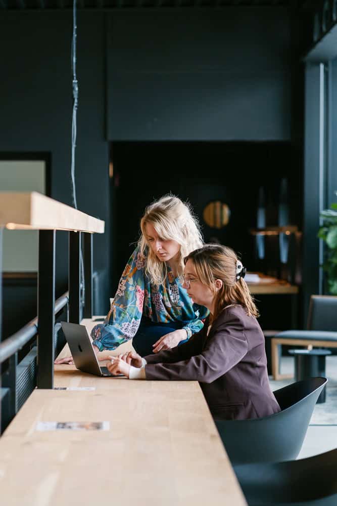 10 tips voor leuke en toegankelijke artikelen die je kunt delen om je zichtbaarheid te vergroten en meer klanten aan te trekken via LinkedIn.