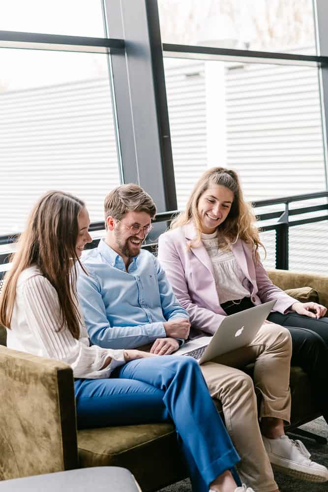 Ik ben Frederique, Personal Branding Fotograaf. Ik fotografeer ondernemers zodat ze meer zichtbaarheid genereren door hun authentieke persoonlijkheid te tonen. Zo kunnen ze meer ideale klanten aantrekken.